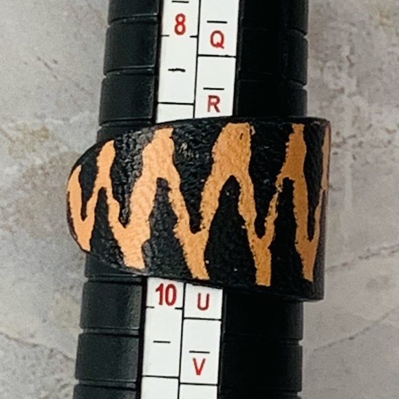Hand Crafted Zigzag Black and Tan Leather Ring - Picture 6 of 6
